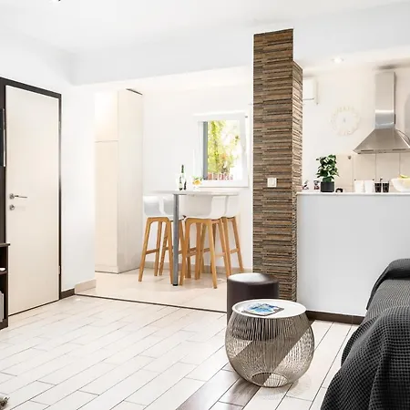 Apartment Studio La Luna Split